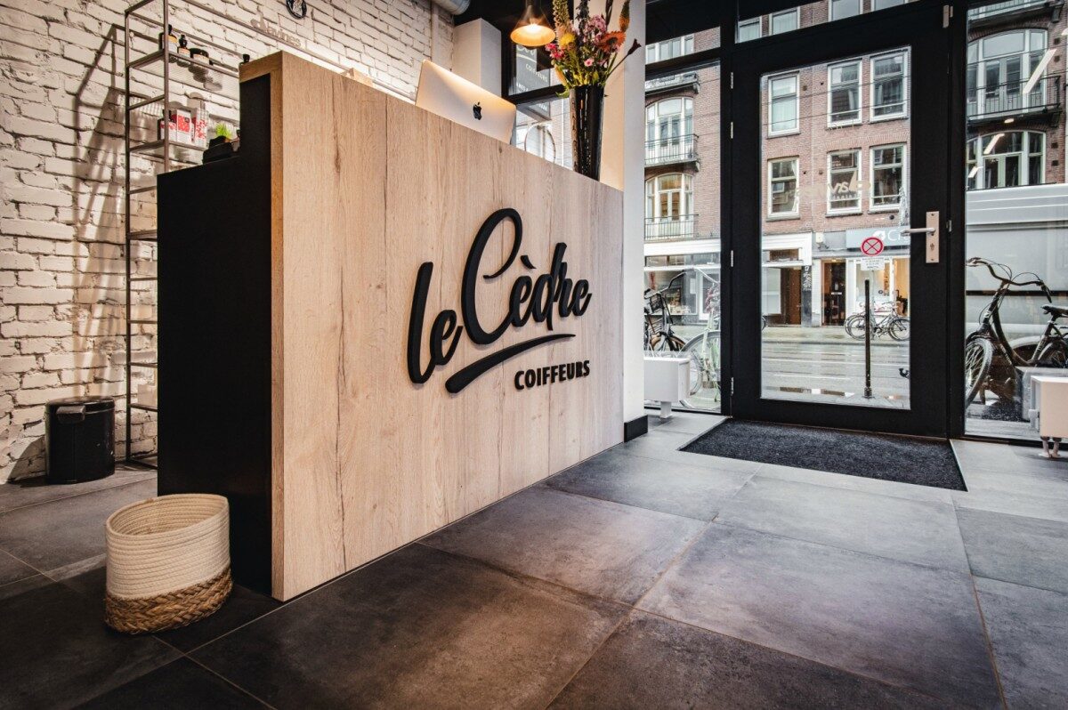 De balie met het Le Cèdre-logo bij de entree