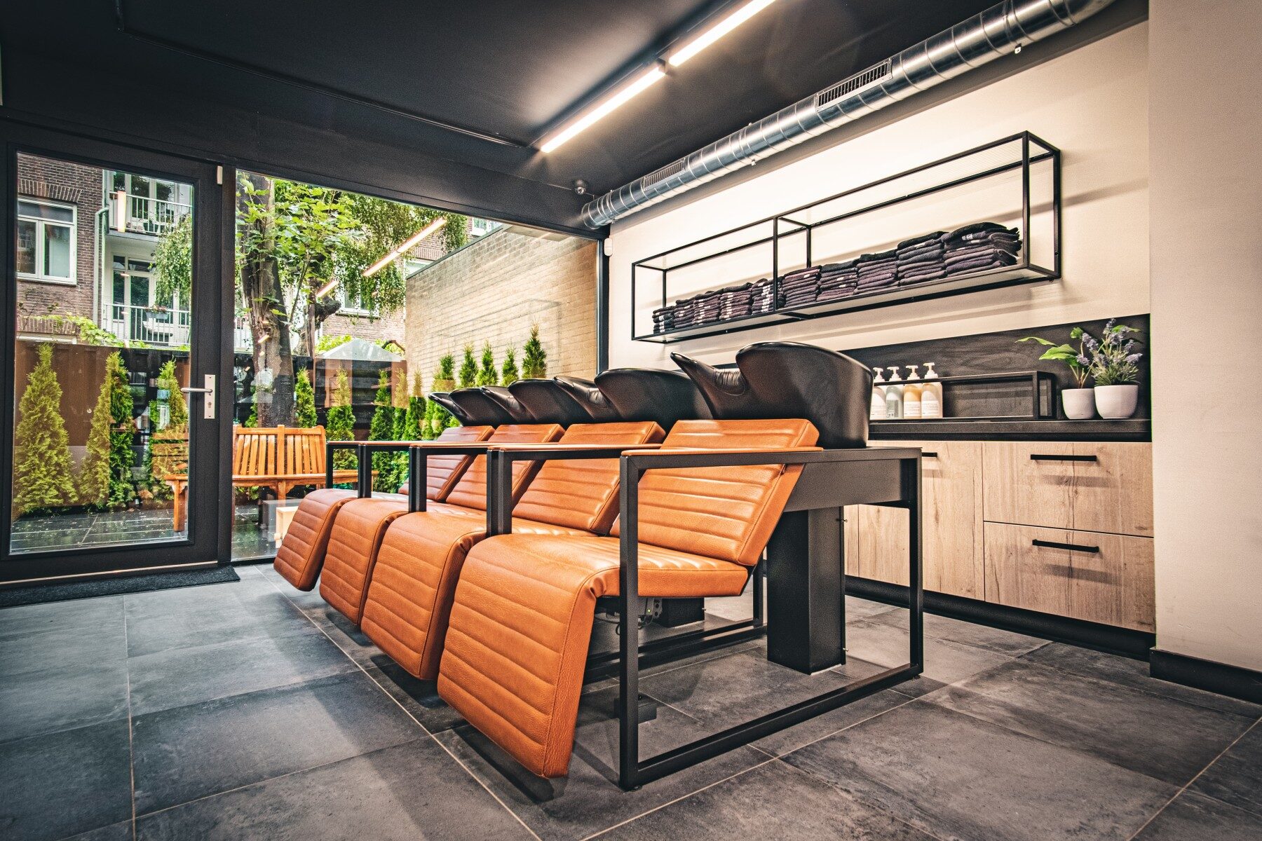 Wasplekken met cognackleurige stoelen in de salon aan de Zeilstraat