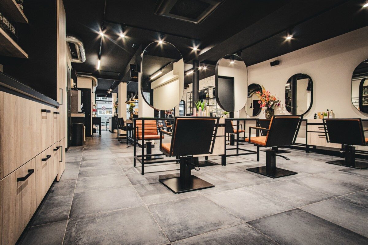 De salon met werkplekken en ronde spiegels
